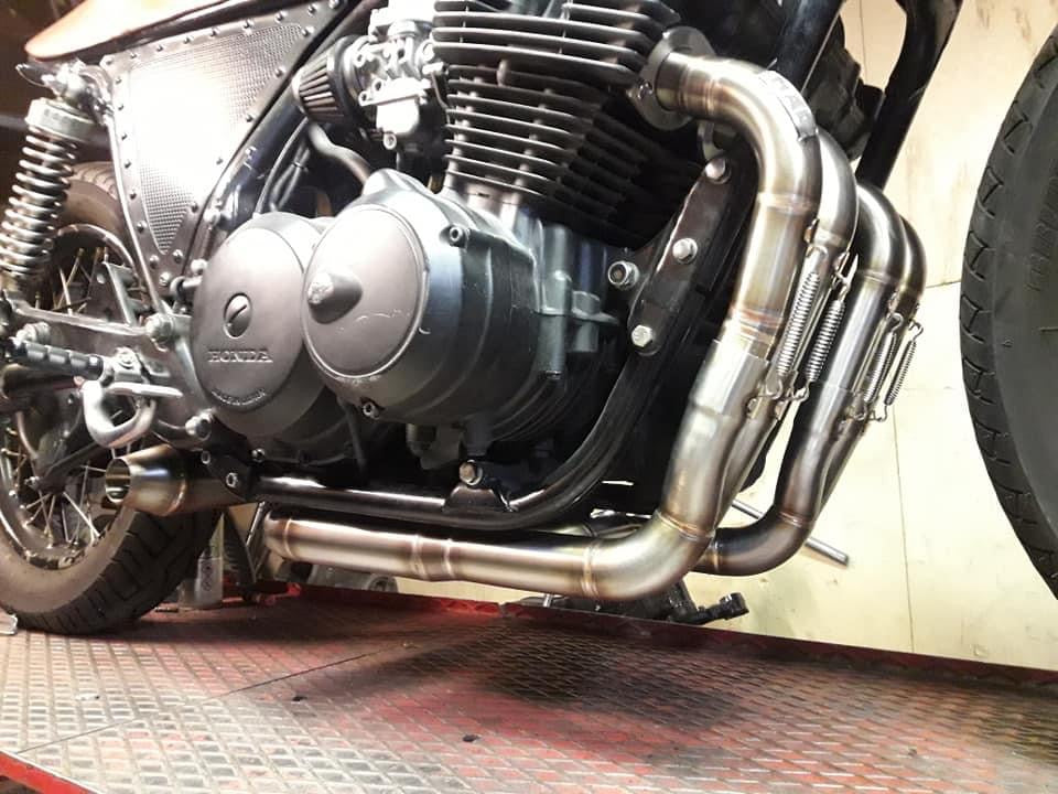 MAD Exhausts Cobra 4-in-2-in-1 headers with their snake-shaped bends mounted on the Honda CB750 engine, side view