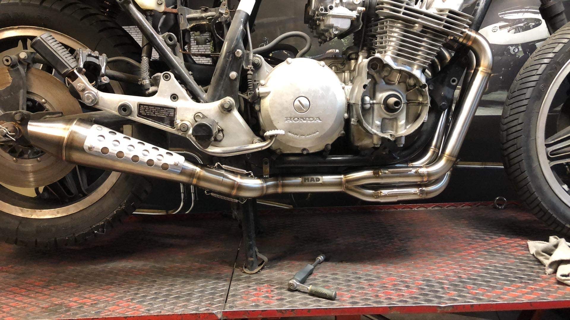 Honda cb “the smooth criminal” - MAD Exhausts