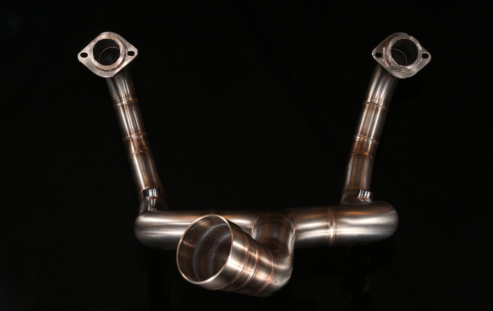 Symmetrical Y-collector of the MAD Exhausts BMW R nineT 2-in-1 header, front-on studio shot on black background