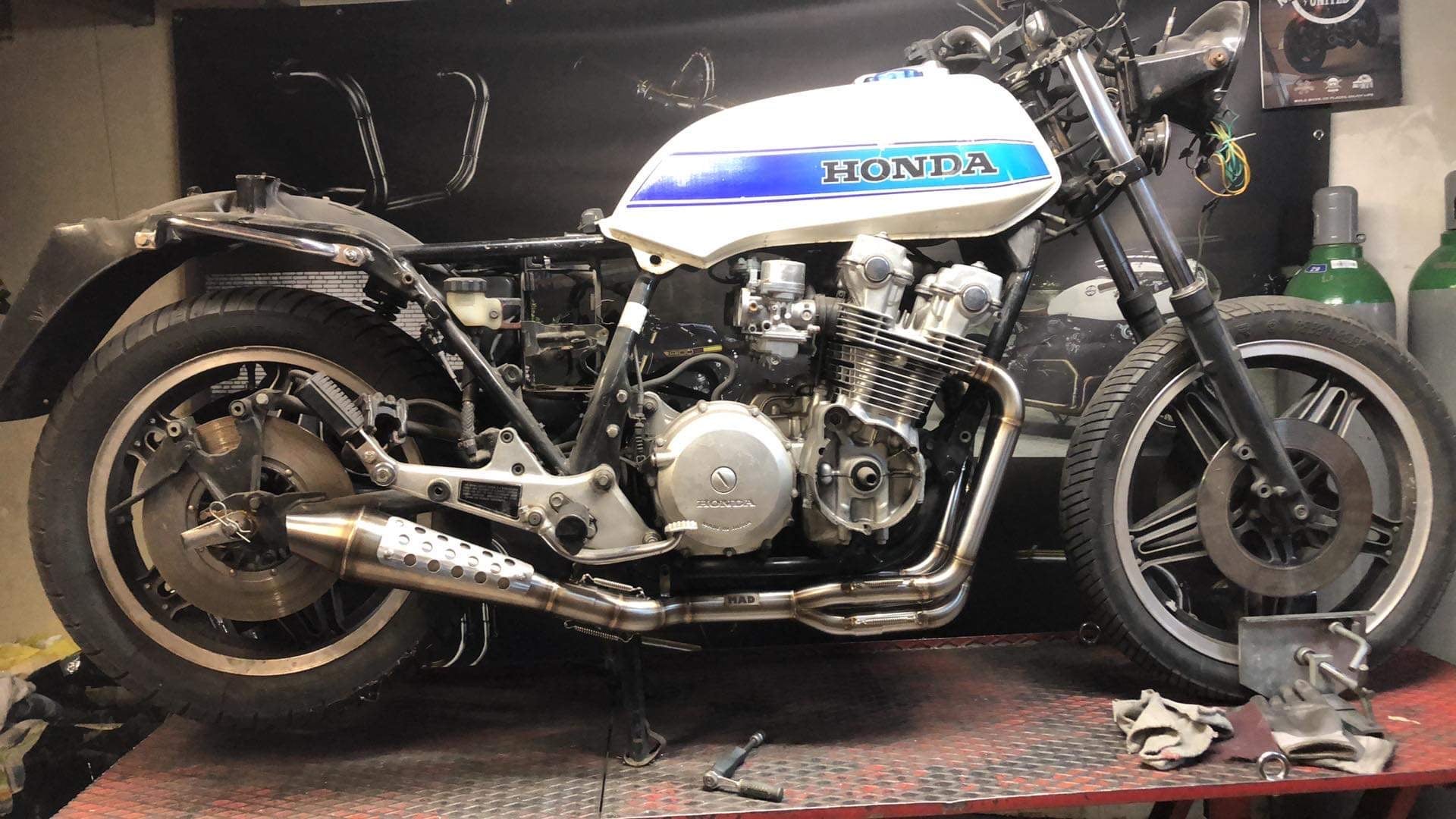 Honda cb  “the smooth criminal” - MAD Exhausts
